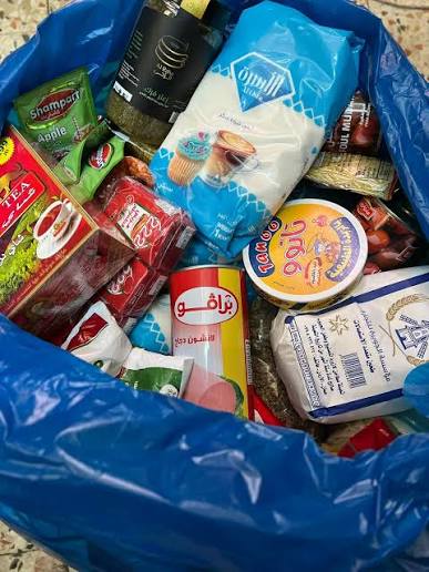 توزيع طرود غذائيه في شهر رمضان