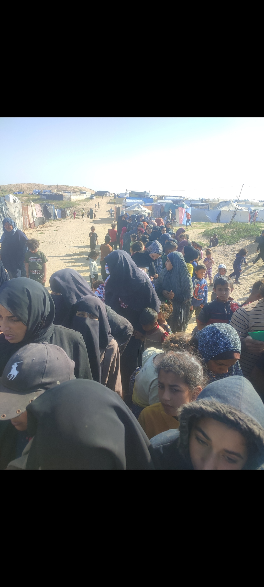 ملابس كبار واطفال